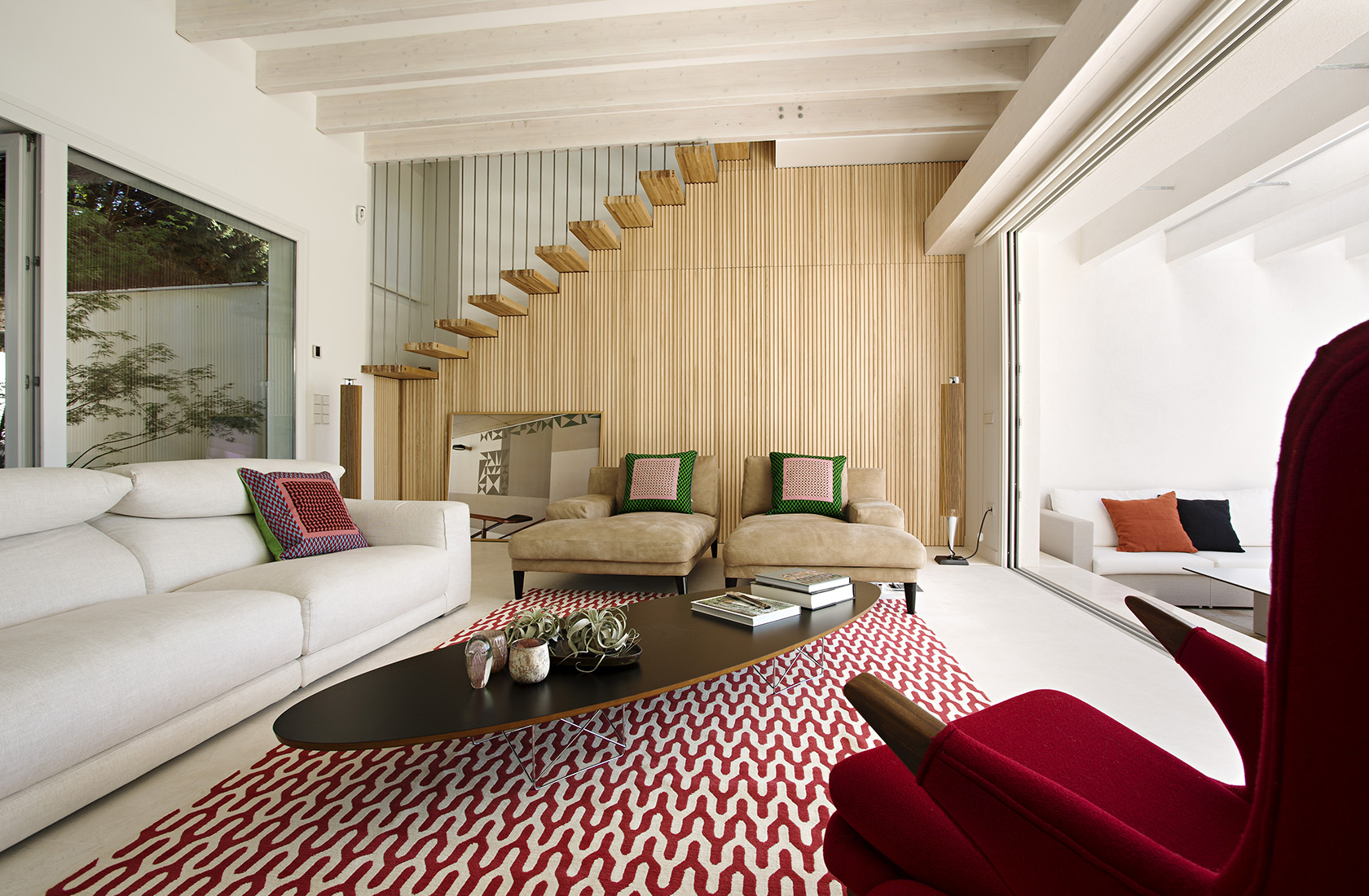Salón con escalera de peldaños volados, Casa JP