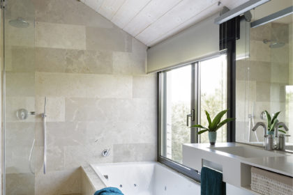 Baño principal de Casa XY, Arquitectura en madera