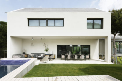 Porche con jardín y piscina Casa XY, Arquitectura en madera