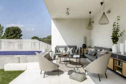 Porche con piscina de Casa XY Arquitectura en madera