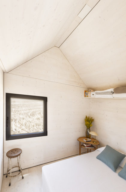 Dormitorio con luz exterior de la vivienda transportable ÁPH