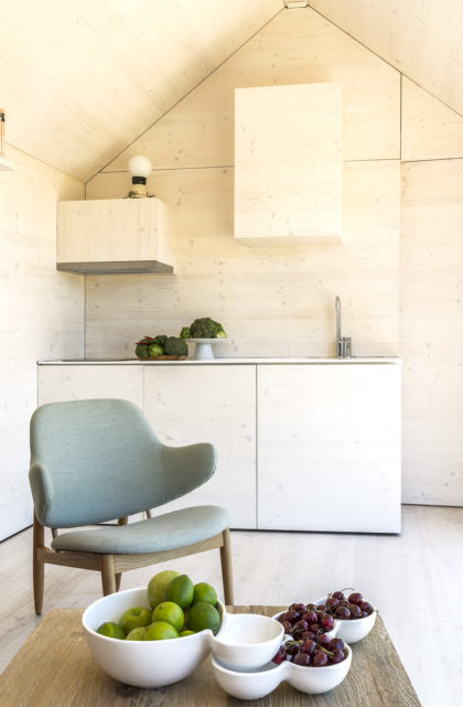 Cocina de madera integrada en el salón, Casa transportable ÁPH