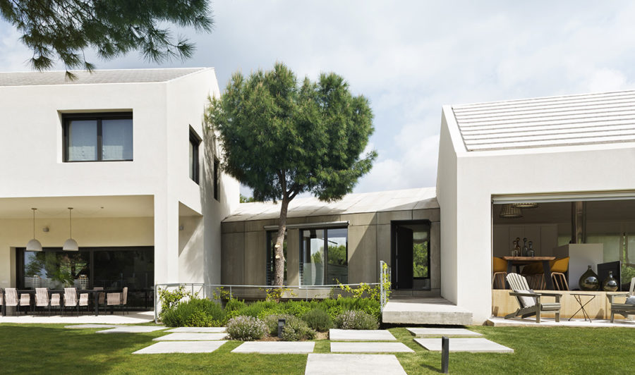 miniatura - vista general del exterior de la Casa XY un proyecto de arquitectura en madera