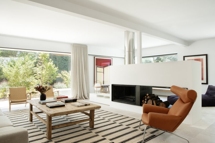 Salón con chimena, reforma integral Vivienda en La Moraleja