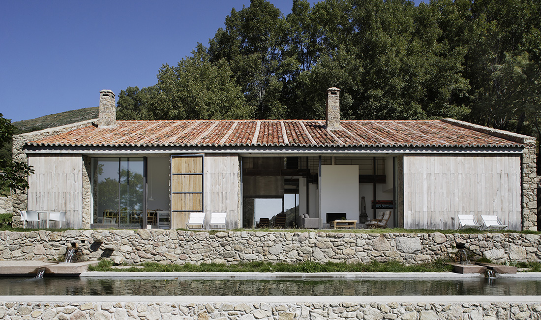 miniatura - Fachada principal de la casa de campo en extremadura reformada