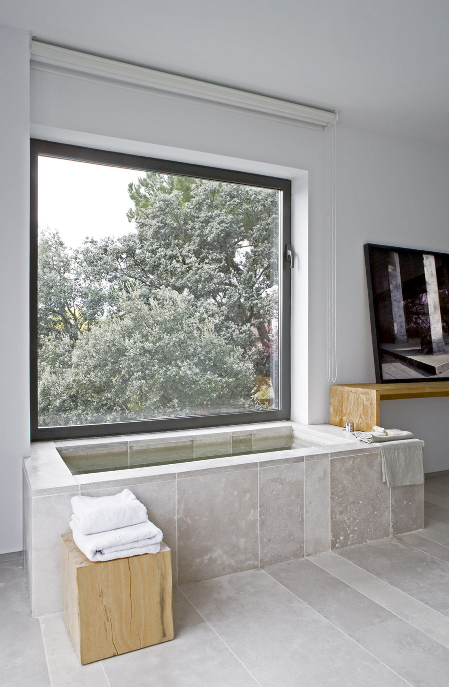 Bañera con luz natural en dormitorio, sede ÁBATON Arquitectura