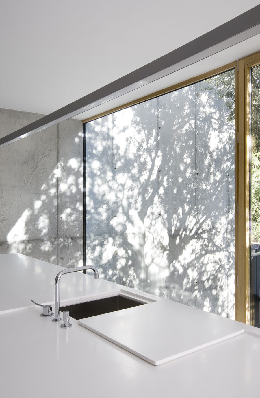 Carpintería a medida en la cocina, sede ÁBATON Arquitectura