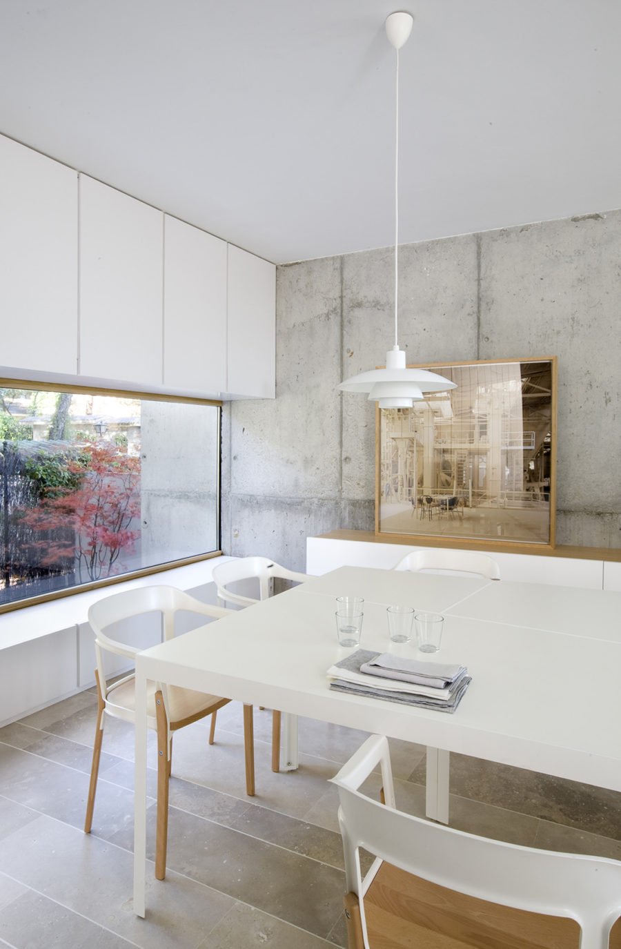 Zona comedor con vistas al jardín, sede ÁBATON Arquitectura