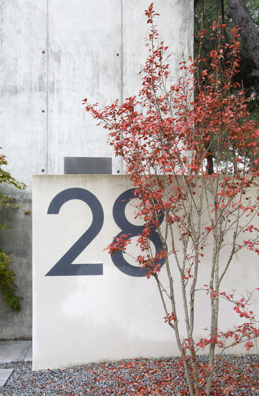 Fachada de hormigón, acceso al showroom de ÁBATON Arquitectura