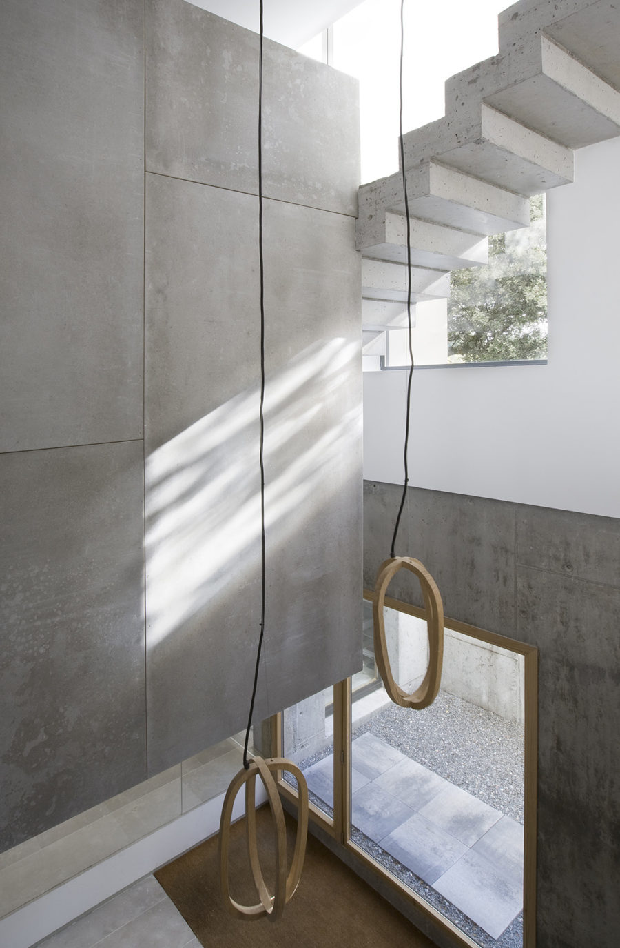 Escalera peldañeada de hormigón doble, sede ÁBATON Arquitectura