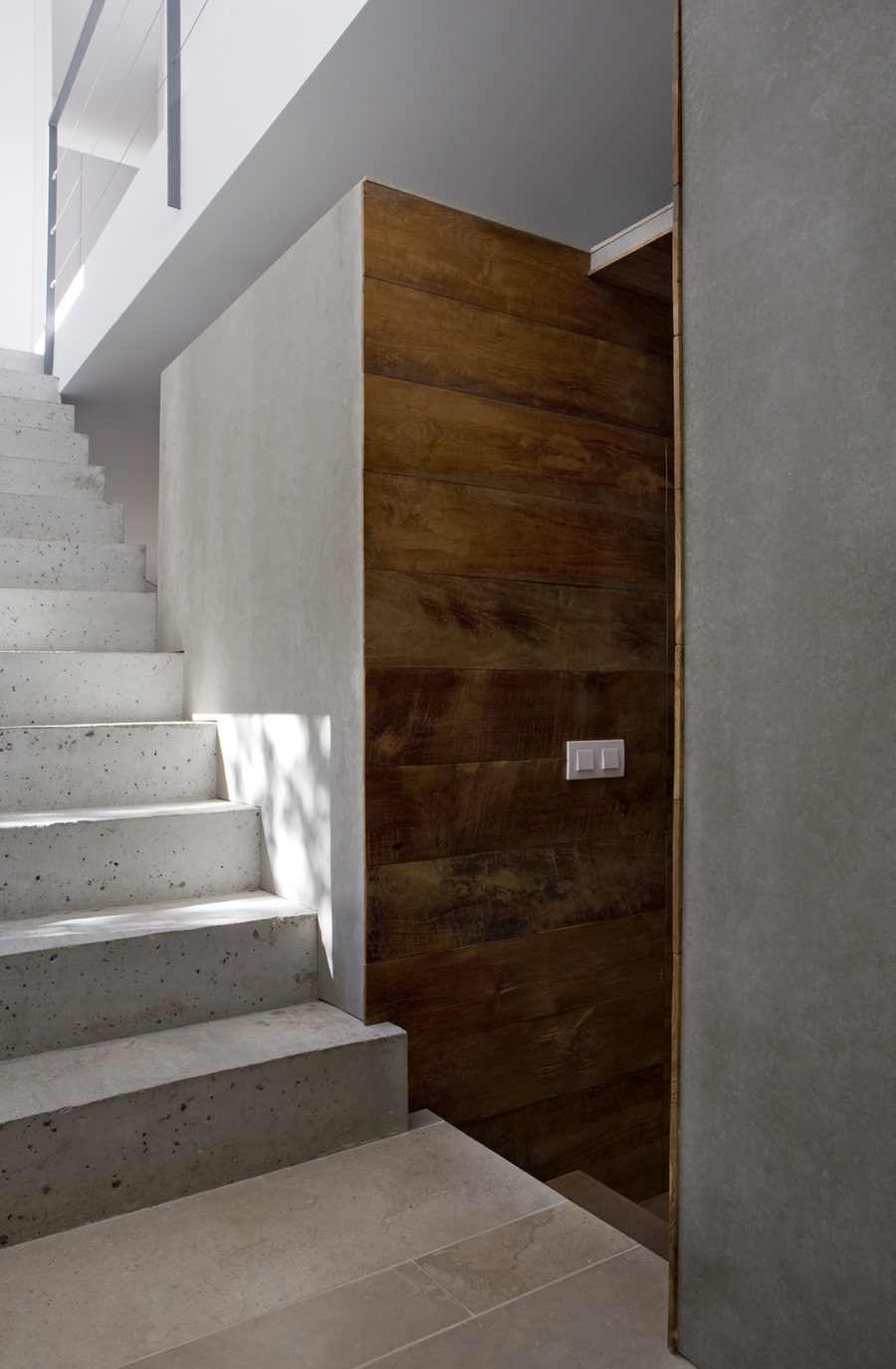 Cubo central y escalera de hormigón doble peldañeada